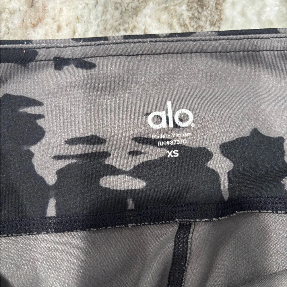 ALO Yoga, gray and black tie dye cropped high waisted leggings size XS